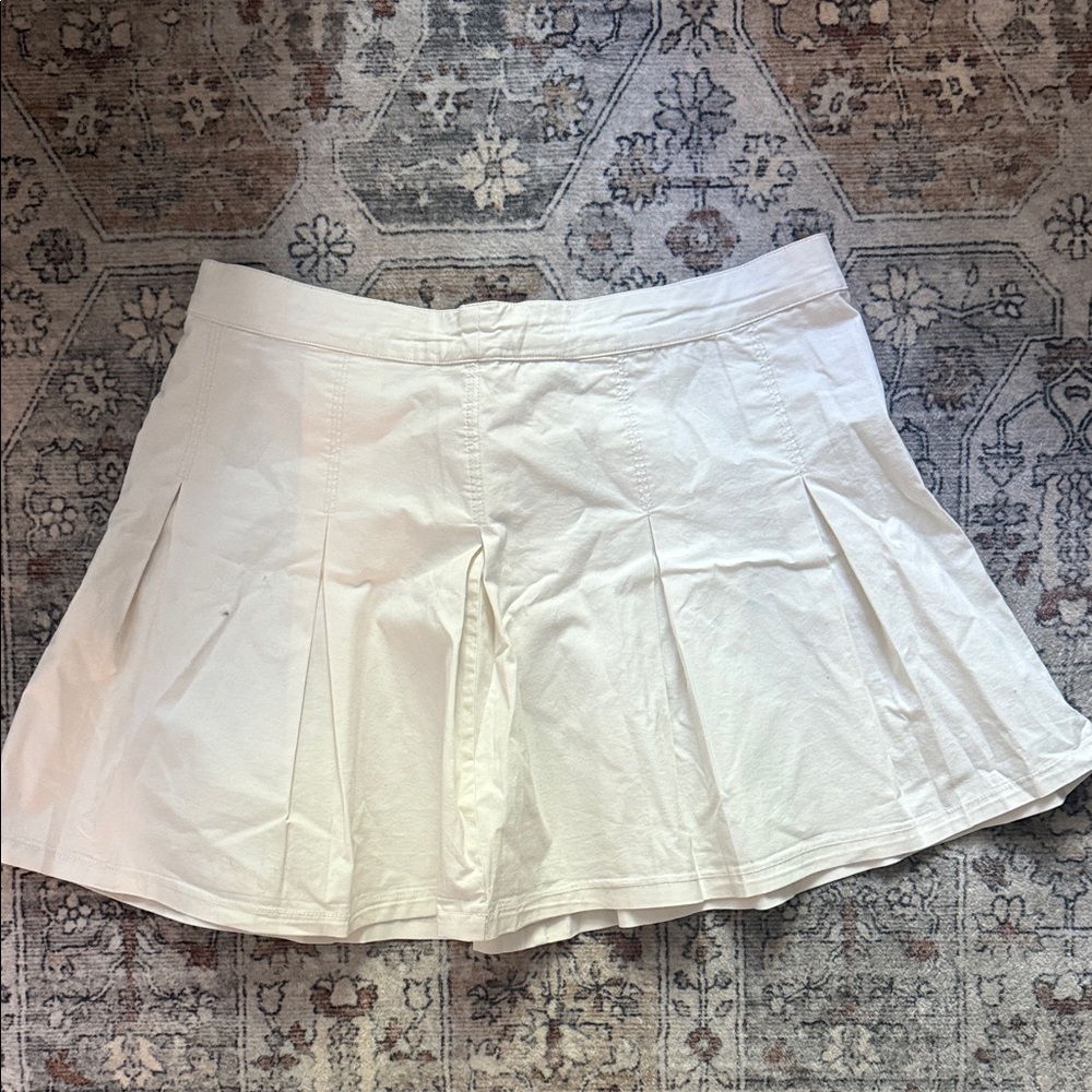 NWT White Pleated Mini Skirt - Classic Women’s Style